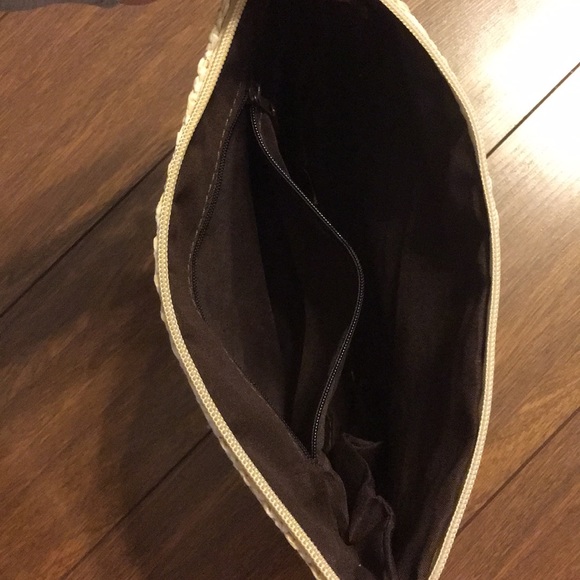 🌟 LAST ONE 🌟 Floral embroidered straw clutch - Picture 4 of 5